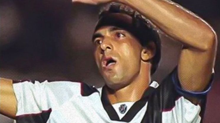 Edmundo (Vasco) rebola na frente do marcador do Botafogo em 1997No Campeonato Carioca de 1997, Edmundo surpreendeu a torcida ao provocar o marcador do Botafogo. Durante a partida, o atacante parou na frente do zagueiro Gonçalves, colocou as mãos no joelho e rebolou. Os rivais ficaram furiosos e a confusão estava feita