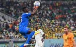 Edouard Mendy, goleiro de Senegal, faz a defesa na partida contra a Holanda