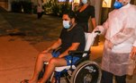 Edson, da dupla com Hudson, deixou o Hospital e Maternidade São Luiz Itaim, em São Paulo, no início da noite desta segunda-feira (15)