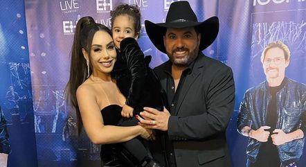 Edson ao lado da mulher, Deia Cypri, e da caçula Bella