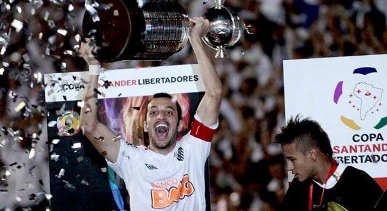 Edu Dracena levanta o título da última Libertadores do Santos. Neymar ao lado