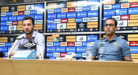 Executivo de futebol do Santos, Edu Dracena (à esq.), e o gerente de futebol, Guilherme Lipi