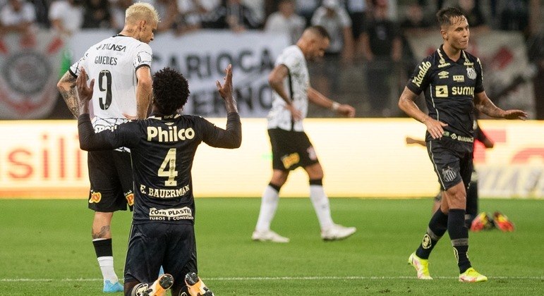 Jogadores do Corinthians lamentam derrota de virada para o Santos
