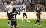 Jogadores do Santos comemoram vitória sobre o Corinthians