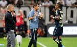 O técnico do Santos, Fábio Carille, cumprimenta os jogadores