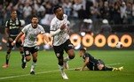 Jô faz o gol do Corinthians contra o Santos
