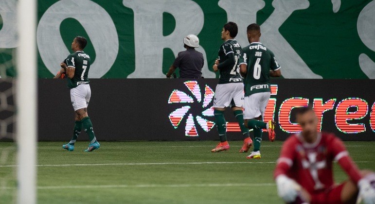 Dudu comemora o gol que marcou pelo Palmeiras contra o Água Santa