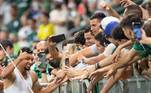 Rony cumprimenta a torcida antes da despedida do Palmeiras rumo ao Mundial de Clubes da Fifa