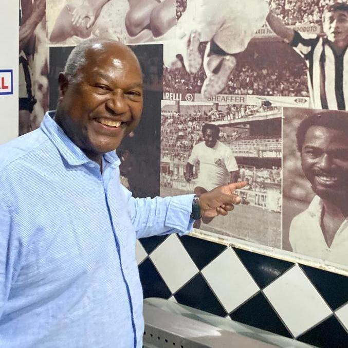 Edu aponta imagem dele como jogador em padaria temática localizada em Santos