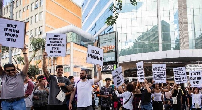 Grupo exibe cartazes em frente à universidade em São Paulo