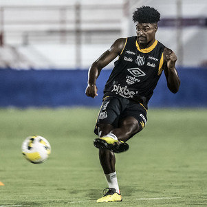 O zagueiro Eduardo Bauermann em treino no CT do Fortaleza