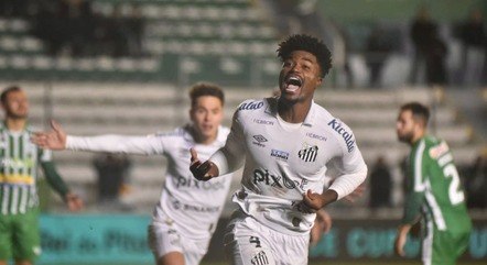Bauermann festeja gol santista de empate contra o Juventude