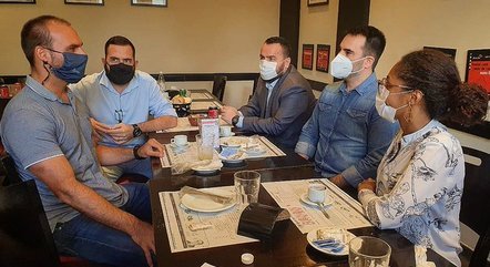 Na imagem, Eduardo Bolsonaro com Rodrigo Alves