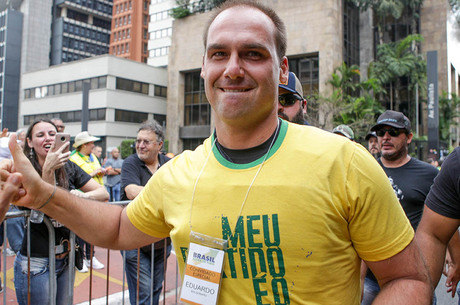 Eduardo cita Battisti como 'o caso mais famoso'