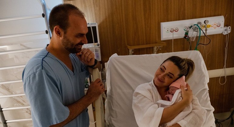 Heloísa e Geórgia testaram positivo após Eduardo ser infectado durante viagem aos EUA