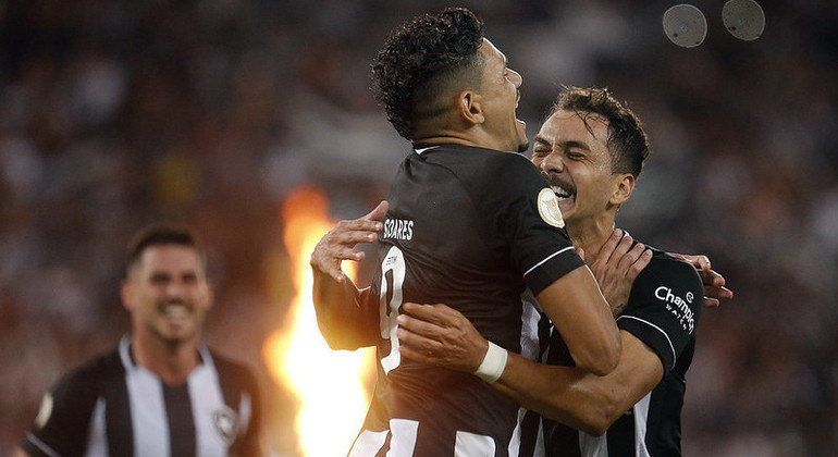 Eduardo celebra o primeiro gol de Tiquinho Soares pelo Botafogo