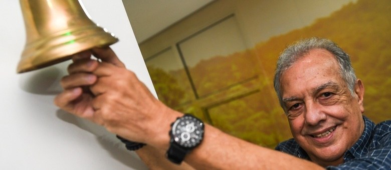 Eduardo Picirillo toca o sino, símbolo do fim do tratamento de câncer, no hospital A.C. Camargo (Edu Garcia)