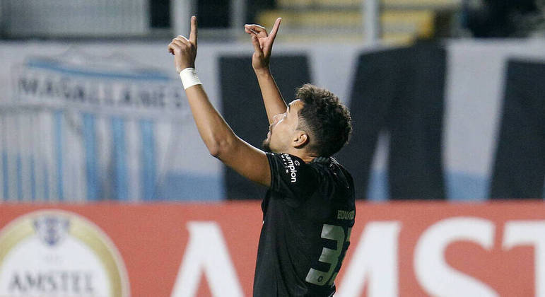 Eduardo comemora gol do Botafogo contra o Magallanes