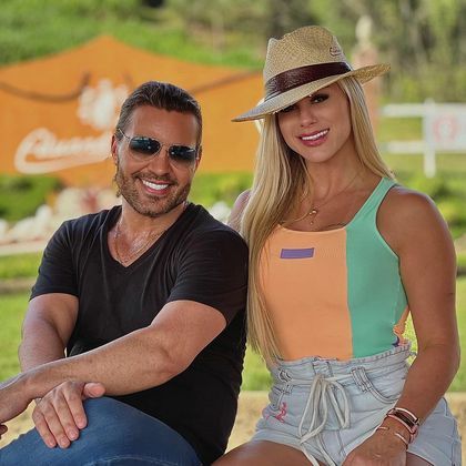 Eduardo e Mariana assumiram o namoro em julho do ano passado depois de muitos boatos que estariam juntos e em meio à polêmica do ex-marido da influenciadora. Isso porque, o empresário Eduardo Polastreli acusou a agora ex-mulher de abandoná-lo junto com os três filhos — Luiz Henrique, de 14 anos, Pedro, de 10, e Théo, de 1