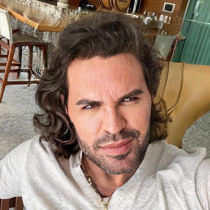 Eduardo Costa viu o nome envolvido em mais uma polêmica. O MP-MG (Ministério Público de Minas Gerais) denunciou o cantor pelo crime de estelionato, na última segunda-feira (29), em processo de compra de uma mansão em Belo Horizonte, Minas Gerais, por cerca de R$ 9 milhões. De acordo com o documento apresentado à Justiça, a promotoria pede a condenação do sertanejo por supostos danos às vítimas. De calote milionário a estelionato: relembre as polêmicas do artista! 