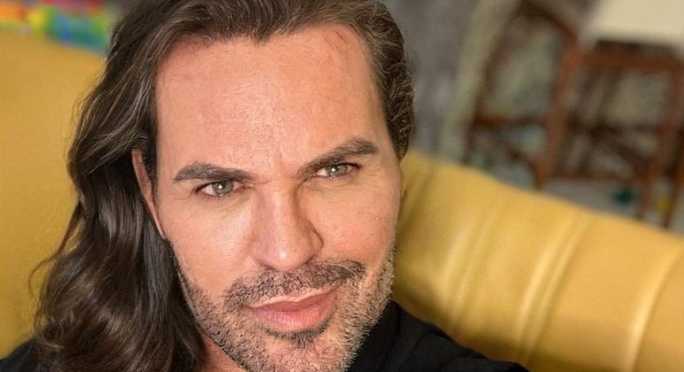 Eduardo Costa deixou o cabelo crescer durante meses
