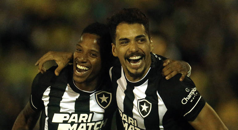 Eduardo e Tchê Tchê comemoram gol do Botafogo contra o Ypiranga