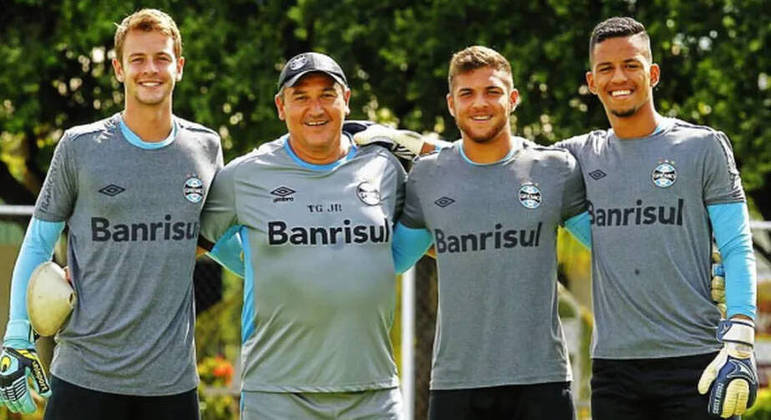 Eduardo Hamester (2º da esquerda para a direita) é preparador de goleiros no Grêmio