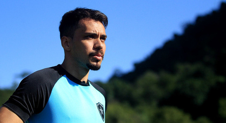 Eduardo já estreou pelo Botafogo e foi destaque no meio-campo