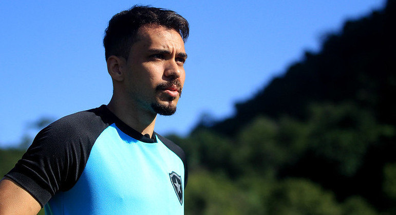 Eduardo já estreou pelo Botafogo e foi destaque no meio-campo