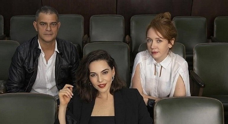Eduardo Moscovis, Tainá Müller e Camila Morgado do elenco de "Boa Dia Verônica", da Netflix