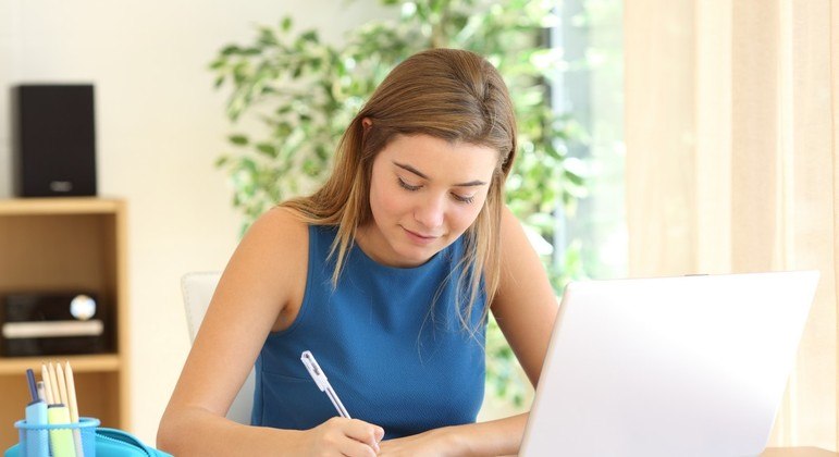 Geração millennial se destaca em consumo de cursos online, diz pesquisa – Notícias