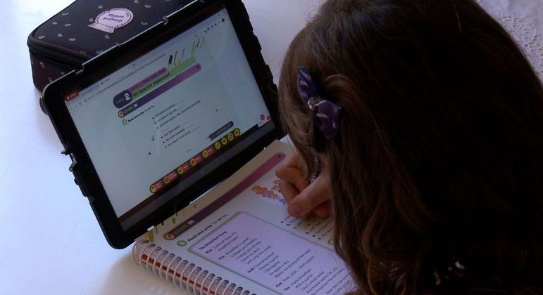 Criança durante atividade utilizando meio digital e físico