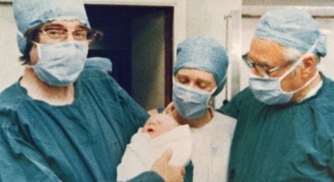 O nascimento do primeiro bebê de proveta, Louise Brown (ao centro), foi possível graças ao trabalho de Purdy