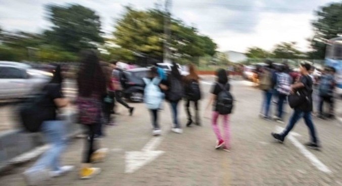 Jovens da Grande SP revelam experiências sobre violência nas escolas em pesquisa