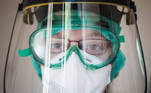 Budapest (Hungary), 23/04/2020.- Physiotherapist Flora Marko wearing a protective shield poses for a photo at the Intensive Care unit for patients with the COVID-19 disease in the Szent Laszlo Hospital, during the pandemic of the novel coronavirus COVID-19, in Budapest, Hungary, 23 April 2020 (issued 20 May 2020). Medical workers are on the frontline treating patients with the SARS-CoV-2 coronavirus which causes the Covid-19 disease. (Hungría) EFE/EPA/ZOLTAN BALOGH HUNGARY OUT ATTENTION: This Image is part of a PHOTO SET