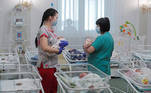 Kiev (Ukraine), 16/05/2020.- Nurses care for newborn babies at a hotel in Kiev, Ukraine, 16 May 2020. The 51 babies born to surrogate mothers in the Ukrainian BioTexCom clinic wait for their foreign parents because they can't reach Ukraine due to border closures during the coronavirus COVID-19 pandemic. Countries around the world take measures to stem the widespread of the SARS-CoV-2 coronavirus which causes the Covid-19 disease. (Ucrania) EFE/EPA/SERGEY DOLZHENKO