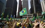 AME2856. SAO PAULO (BRASIL), 07/09/2021.- Simpatizantes del presidente brasileño Jair Bolsonaro marchan hoy en Sao Paulo (Brasil). El presidente de Brasil, Jair Bolsonaro, encabezó este martes, cuando se celebra el Día de la Independencia , una multitudinaria manifestación convocada en defensa de la 'libertad' pero que en la que sobresalieron demandas con tintes antidemocráticos. Durante su discurso ante miles de personas en Brasilia, Bolsonaro volvió a amenazar al Tribunal Supremo, que ha abierto una investigación contra el mandatario sobre difusión de noticias falsas y amenazas a la democracia que ya ha llevado a la cárcel a numerosos activistas de ultraderecha. EFE/ Fernando Bizerra