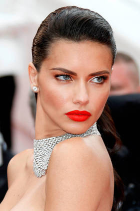 El rostro de Adriana Lima no pasa desapercibido. EFE/Guillaume Horcajuelo

