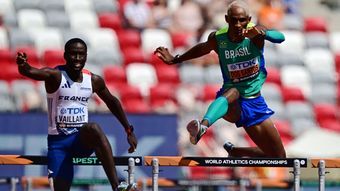 Piu réalise le meilleur temps de la journée et se qualifie pour la demi-finale du 400 mètres haies aux Championnats du monde d’athlétisme