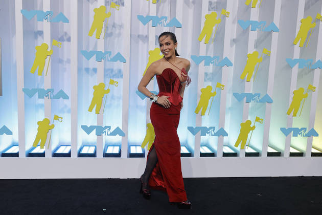 Na imagem, pouco antes da premiação, Anitta posou para os fotógrafos e chamou a atenção pelo look