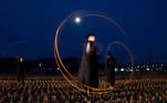 -FOTODELDIA- Siheung (Corea del Sur) , 26/02/2021.- Varias personas pintan con luz ante la cámara durante el festival con motivo de la primera luna llena del año lunar llamado Jwibullori en la localidad de Siheung, Corea del Sur este viernes. EFE/ Jeon Heon-kyun