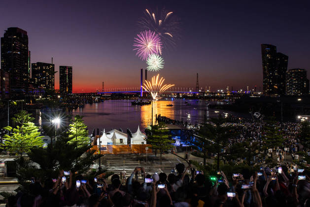 Em Melbourne, no sudeste da Austrália, os fogos de artifício iluminaram o céu acima da ponte Bolte durante as celebrações do Ano-Novo