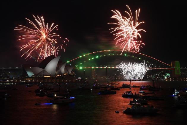 Uma vista dos fogos de artifício das 21h sobre a Sydney Opera House e a Sydney Harbour Bridge durante as celebrações da véspera de Ano Novo em Sydney, New South Wales, Austrália, 31 de dezembro de 2021. Os fogos de artifício às 21h e meia-noite em Sydney serão exibidos contra o pano de fundo da Sydney Opera House and Sydney Harbour Bridge com número de multidão esperado ser baixo devido ao aumento do número de casos COVID-19 no país.