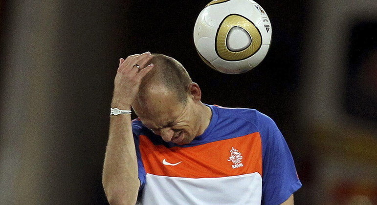 Arjen Robben (2010)O companheiro de seleção de Sneijder é outro que foi esquecido na premiação de 2010. No Campeonato Alemão, o holandês foi campeão com o Bayern de Munique e, com a equipe, alcançou a final da Liga dos Campeões. No Mundial da África do Sul, foi essencial para o sucesso da equipe holandesa, mas não foi colocado nem entre os três melhores da temporada
