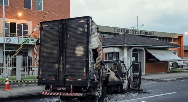 Grupo coloca fogo em caminhão em frente ao batalhão de polícia de Criciúma
