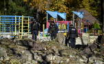 Os mísseis da Rússia atingiram um playground, localizado perto de prédios residenciais de Kiev. Na foto, policiais vasculham área em busca de vítimas dos disparos autorizados por Putin nesta segunda-feira 