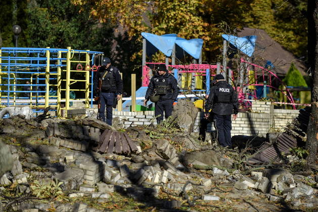 Os mísseis da Rússia atingiram um playground, localizado perto de prédios residenciais de Kiev. Na foto, policiais vasculham área em busca de vítimas dos disparos autorizados por Putin nesta segunda-feira 