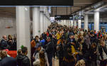 Imagem mais aberta mostra a quantidade de pessoas que tentam se abrigar em estações de metrô na Ucrânia