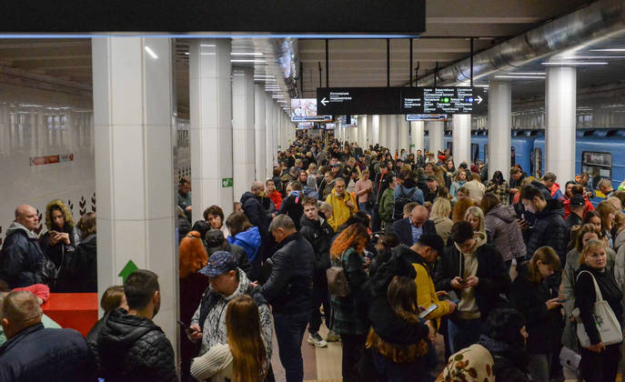 Imagem mais aberta mostra a quantidade de pessoas que tentam se abrigar em estações de metrô na Ucrânia