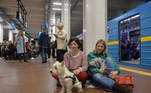 Quem conseguiu escapar da artilharia russa, que atingiu áreas em que vivem civis, foi para baixo da terra. Nesta imagem, pessoas se amontoam com seus pets em estações de metrô de Kiev para escapar dos bombardeios